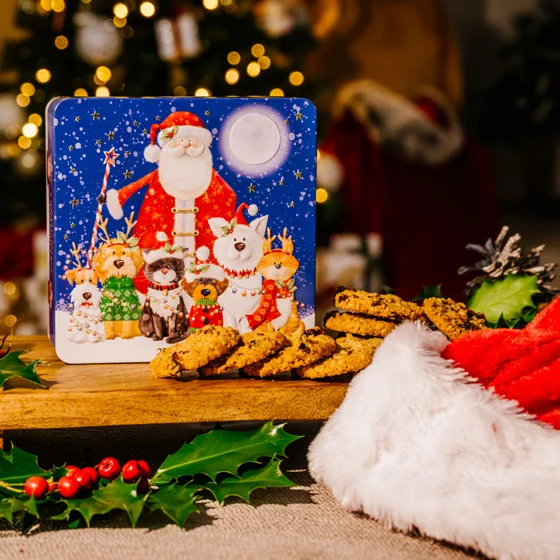 Farmhouse Biscuits Biscotti In Latta Natalizia Con Babbo Natale, Gatto E Cane 250 g - immagine 2